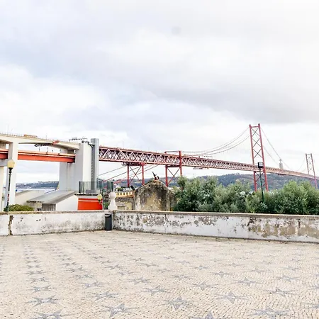 Flat Capela Santo Amaro - View Of The Bridge & Tagus River Apartament *